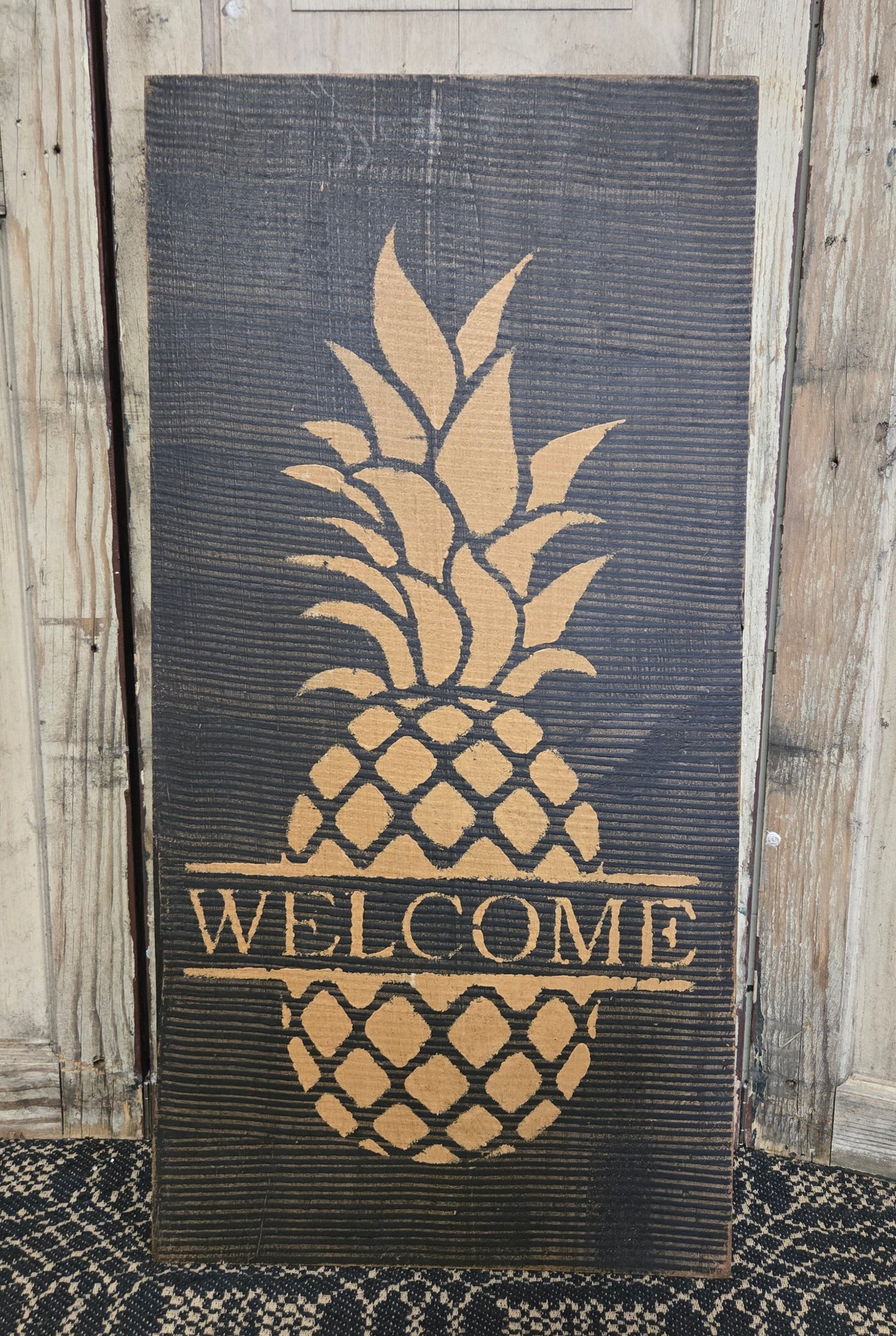 Comb painted sign with pineapple motif and the word 'WELCOME'