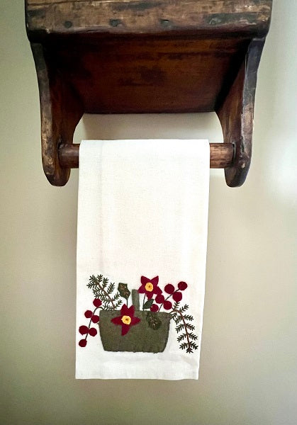 POINSETTIA W/BERRIES HAND TOWEL