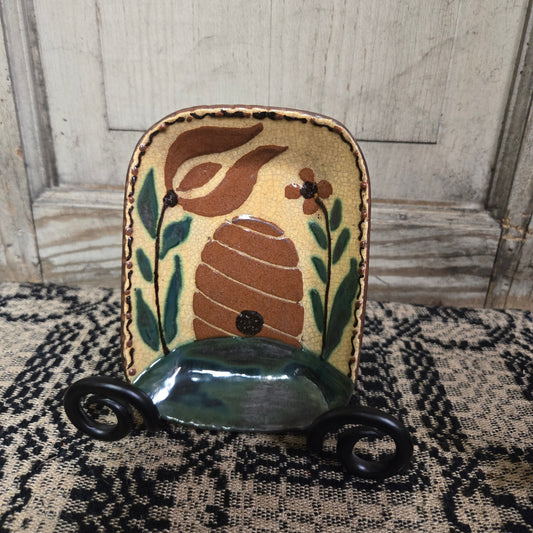 Small rectangular plate with bee skep and flower motif