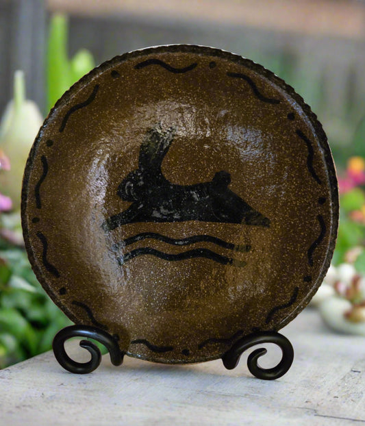 Round stoneware plate with bunny motif and a decorative border