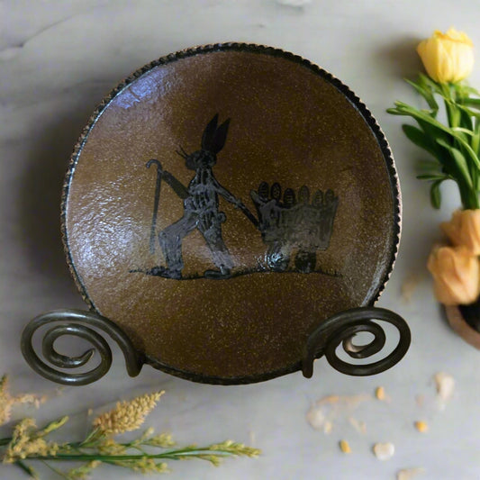 Round stoneware plate with rabbit and wagon with eggs motif
