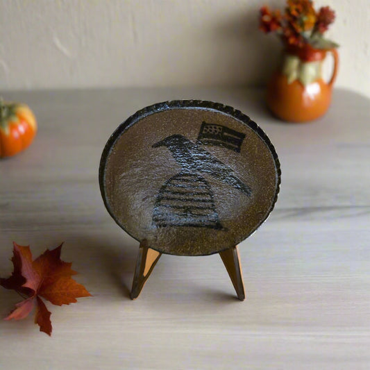 Small round stoneware plate with bee skep, crow and flag motif
