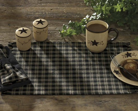 Sturbridge placemat black with dinner setting on wood table